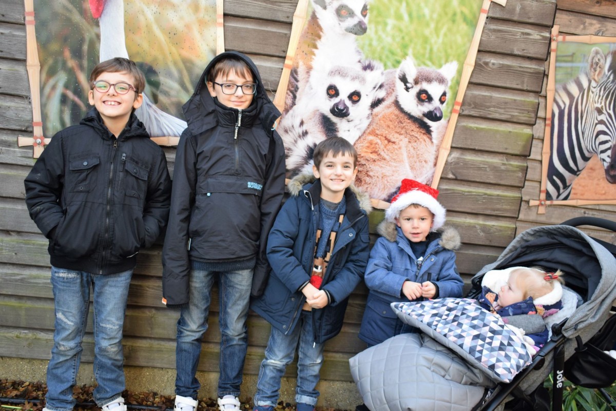 picture of 5 children in front of the welcome murial at Hamerton Zoo